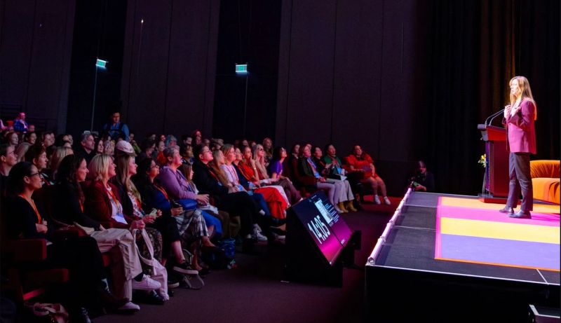 Alyona Medelyan speaking to an audience