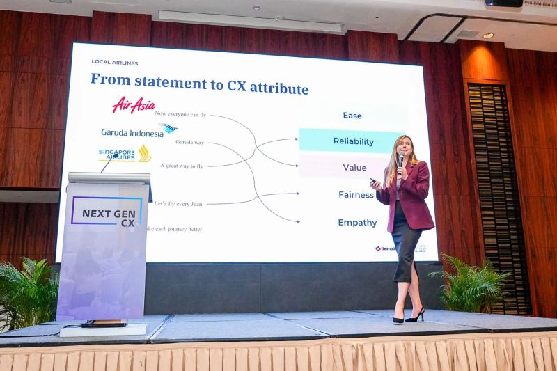 Alyona Medelyan presenting at CX Asia in Singapore